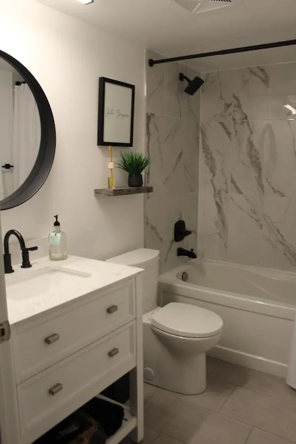 Downtown Waterfront Suites With Cn Tower Views Toronto Apartment
